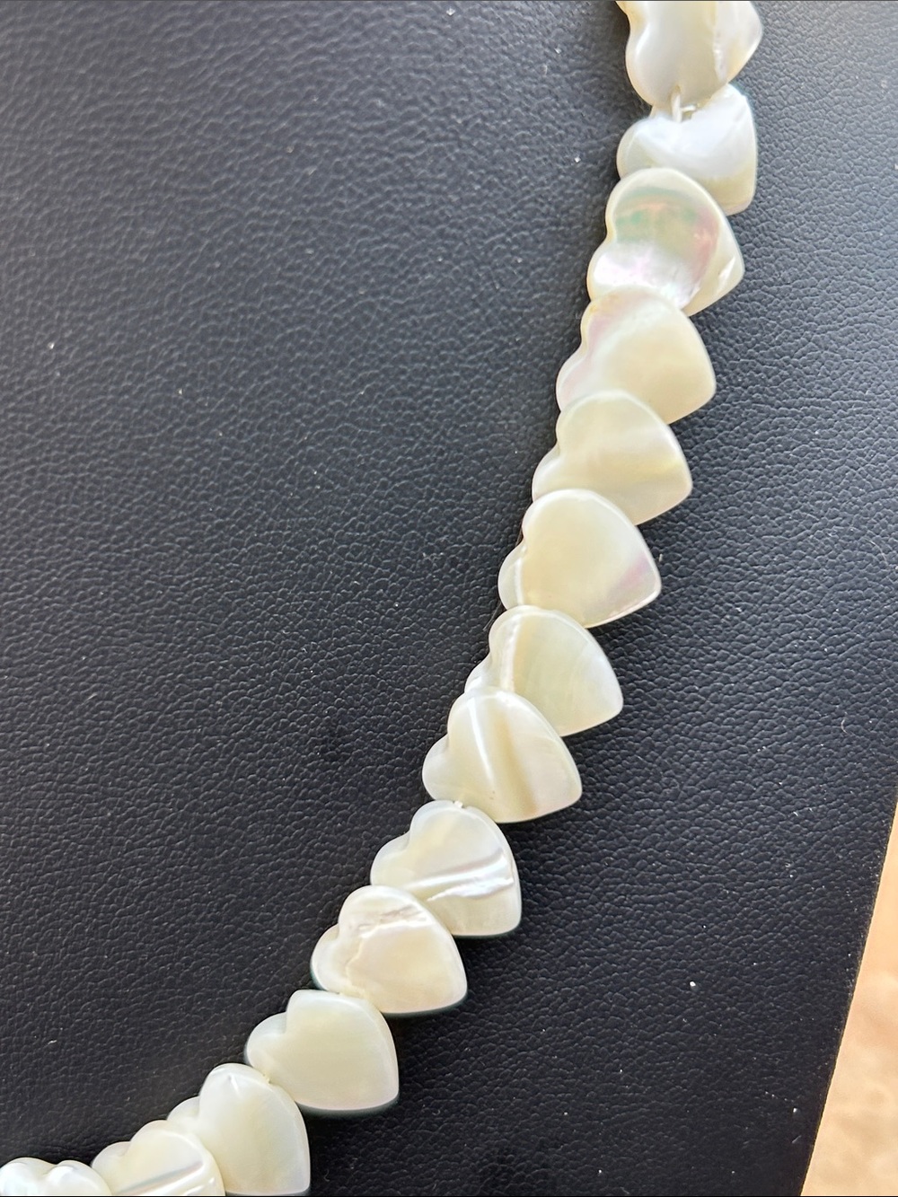 Vintage White Mother-of-Pearl Heart Bead Choker Necklace - Picture 3 of 8